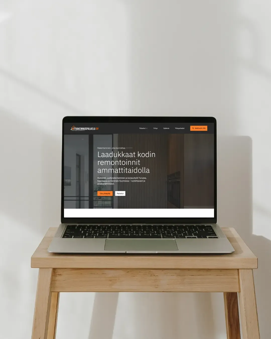 J&T Rakennuspalvelu - verkkosivut tabletilla